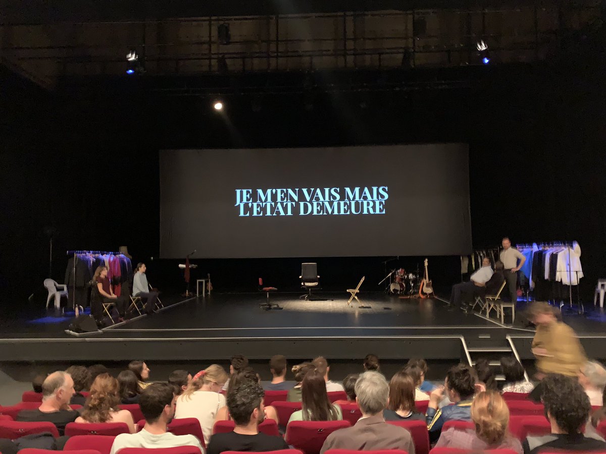 Si vous suivez l’évolution politique du pays, vous aimerez forcément « Je m’en vais mais l’État demeure » au <a href="/tunantes/">TU-Nantes</a> jusqu’à samedi. 

👉 6 années sous Macron passées au crible par la compagnie Le Royal Velours. Du théâtre-docu finement bien senti ! 
tunantes.fr/agenda/je-m-en…