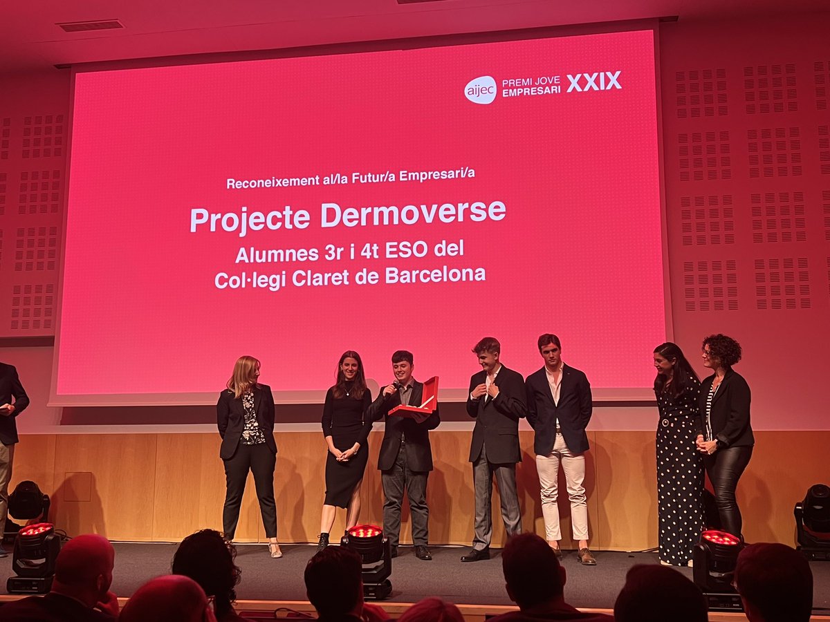 mmora's tweet photo. Actitut i moments! Enhorabona de nou a @aijec, @rubensans i al @pau &amp; @mariajoseprats per una gran gala!

I sobretot fort aplaudiment a @electrofluxecat @claretbarcelona #FitPlanet, @santitarinpuig, Bold i a l’emocionat @DuranMarti @hoyvoyaconducir per ser el #PremiJoveEmpresari! https://t.co/ZsoQZ29SWG