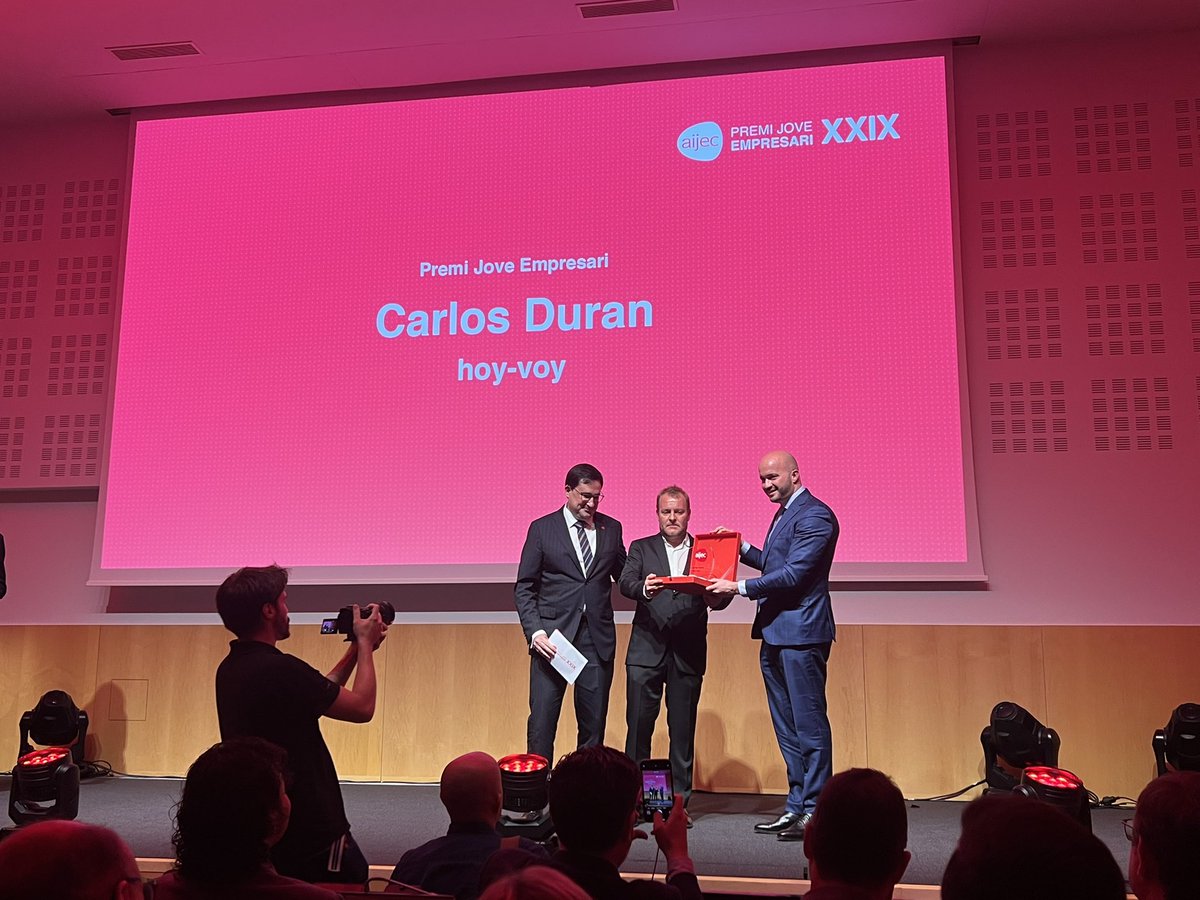 mmora's tweet photo. Actitut i moments! Enhorabona de nou a @aijec, @rubensans i al @pau &amp; @mariajoseprats per una gran gala!

I sobretot fort aplaudiment a @electrofluxecat @claretbarcelona #FitPlanet, @santitarinpuig, Bold i a l’emocionat @DuranMarti @hoyvoyaconducir per ser el #PremiJoveEmpresari! https://t.co/ZsoQZ29SWG