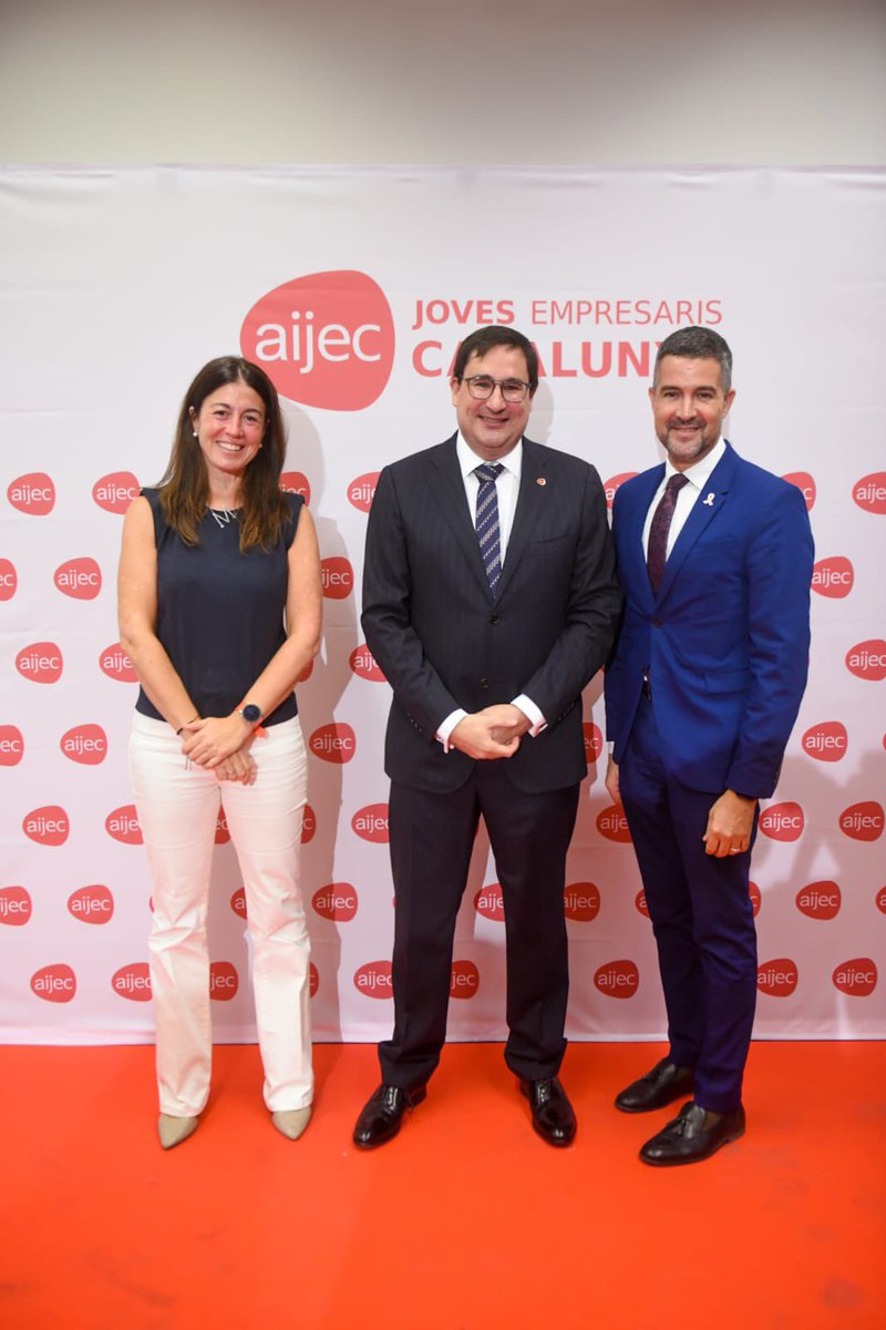 mmora's tweet photo. Actitut i moments! Enhorabona de nou a @aijec, @rubensans i al @pau &amp; @mariajoseprats per una gran gala!

I sobretot fort aplaudiment a @electrofluxecat @claretbarcelona #FitPlanet, @santitarinpuig, Bold i a l’emocionat @DuranMarti @hoyvoyaconducir per ser el #PremiJoveEmpresari! https://t.co/ZsoQZ29SWG