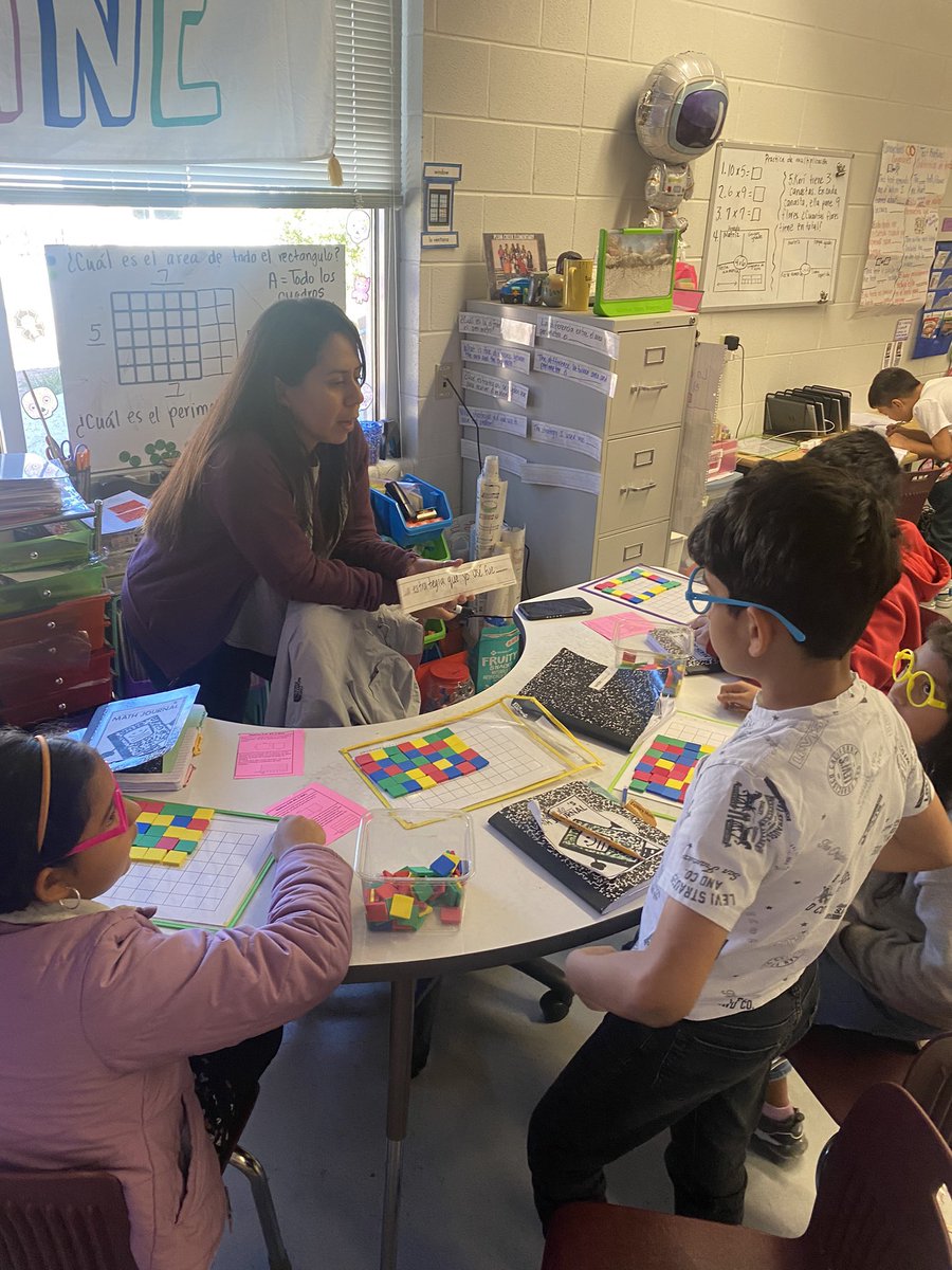 unaulabilingue's tweet photo. Our new to profession teachers got some great ideas for small group reading and math from these Lockstars! @MissAlfaro3 @bradford3rdPCE @Roxologist @evrsalazar @plumcreekelem @ABStrawn @SomoslosLions @lorijonesESLIC @LeslieDeLen12 https://t.co/f7pRUZdBEn
