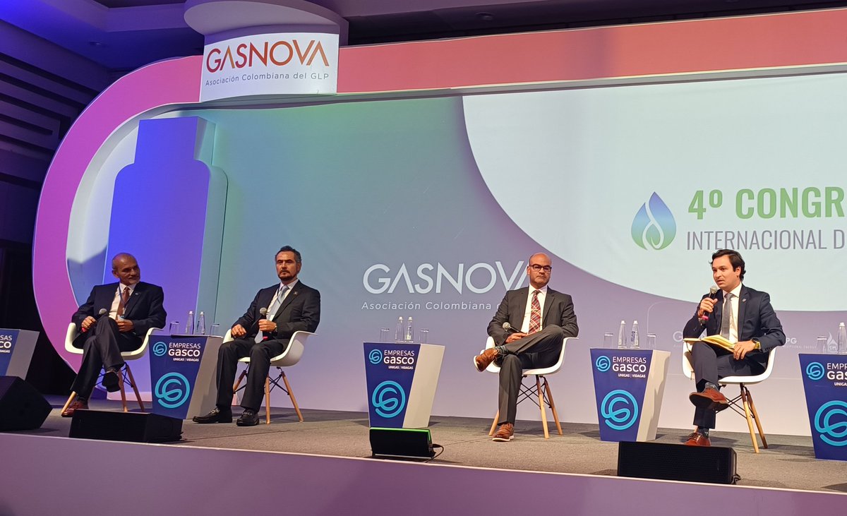 GasnovaCo's tweet photo. #CongresoGLPGasnova En la sesión "Impacto de los altos precios del #GasLP", en el que participan como panelistas @EAdrianCalcaneo de @SPGCI, Giovanni Casaretto de #Solgas, @SerranoFarrera presidente de @amexgasmx; como moderador Diego Ciufici de #AIGLP. https://t.co/yOTONOOhtj