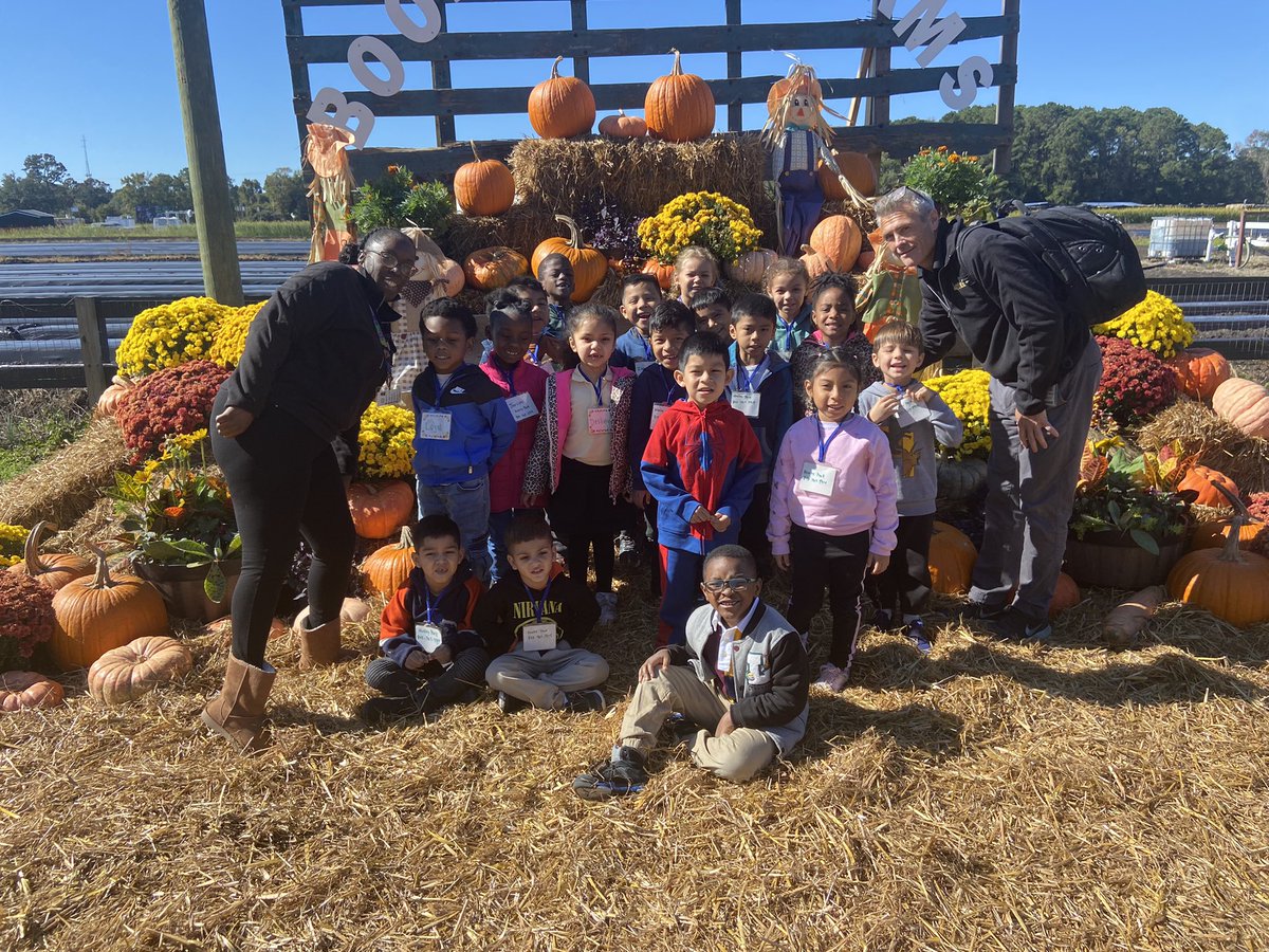 Nelson_class's tweet photo. What a fun day out at Boone Hall experiencing the pumpkin patch!  We loved petting the animals and the hay ride but the play ground was the best… and our guide Joe was awesome!  @hunley_park @Boone_Hall https://t.co/uc2Lc6FoxU