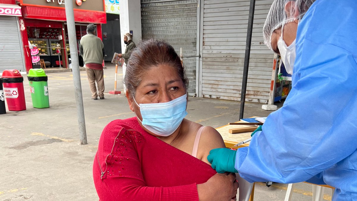 UNICEFperu's tweet photo. 💉 Hoy estuvimos en el mercado #Conzac junto a #LosTrollers, @Paul_Marchena y Andy Melendez, y la @DirisLimaNorte promoviendo la vacunación contra #COVID19 y el esquema regular de vacunación.
🎉 ¡Mañana los esperamos en MerproLima de #LosOlivos! #LoVacunoLoProtejo https://t.co/VaNIMXfFUH