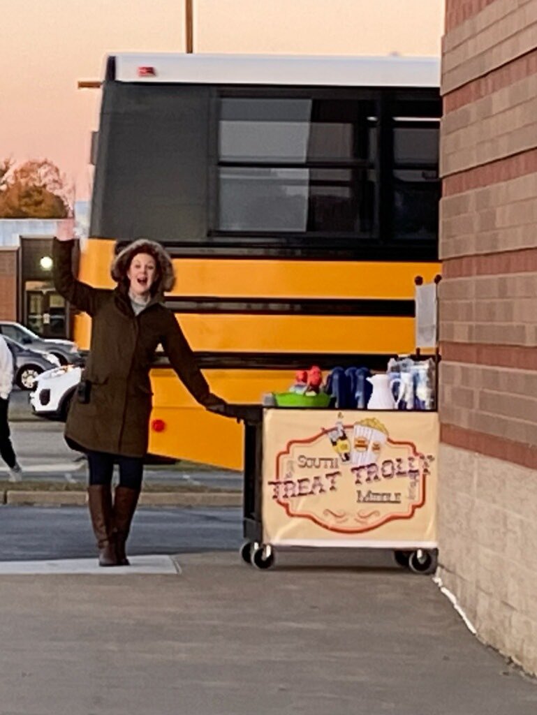 ABuhr_WSMS's tweet photo. We loved starting our morning sharing some of our appreciation with our amazing bus drivers!! Thank you for ALL YOU DO! 🚌 🍩 ☕️ ♥️ @WSDSchoolBus @WSDinfo #WeAreWentzville https://t.co/lwiLzttRNj