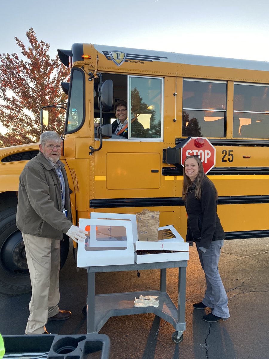 ABuhr_WSMS's tweet photo. We loved starting our morning sharing some of our appreciation with our amazing bus drivers!! Thank you for ALL YOU DO! 🚌 🍩 ☕️ ♥️ @WSDSchoolBus @WSDinfo #WeAreWentzville https://t.co/lwiLzttRNj