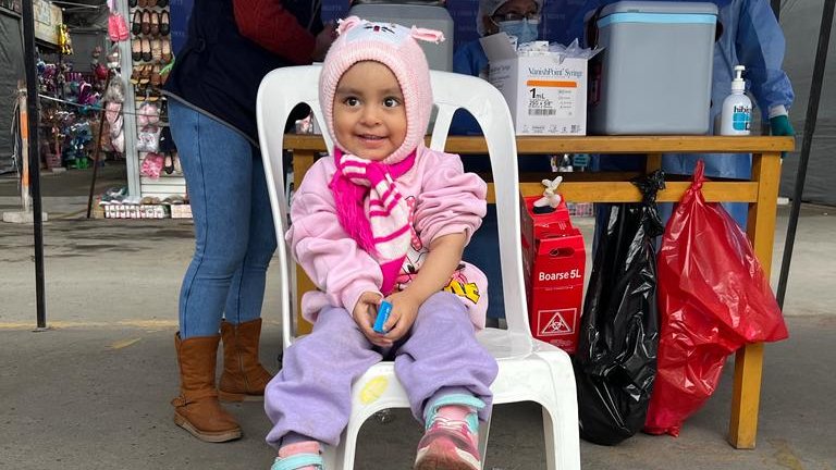 UNICEFperu's tweet photo. 💉 Hoy estuvimos en el mercado #Conzac junto a #LosTrollers, @Paul_Marchena y Andy Melendez, y la @DirisLimaNorte promoviendo la vacunación contra #COVID19 y el esquema regular de vacunación.
🎉 ¡Mañana los esperamos en MerproLima de #LosOlivos! #LoVacunoLoProtejo https://t.co/VaNIMXfFUH
