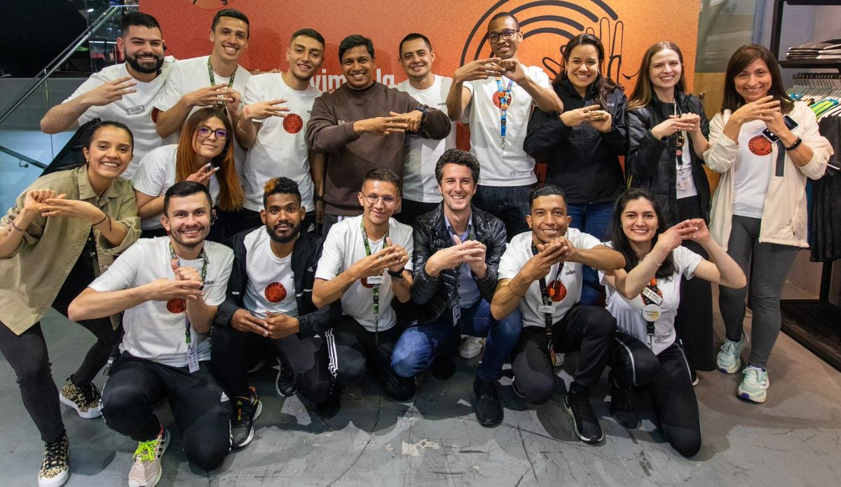 blueoverthink's tweet photo. La semana pasada nuestros clientes tuvieron la oportunidad de vivir una experiencia sin etiquetas, compartiendo con nuestros colaboradores de la comunidad sorda en el día internacional de la lengua de señas! #adidas #Impossibleisnothing #sinetiquetas https://t.co/s1M1a5THyk