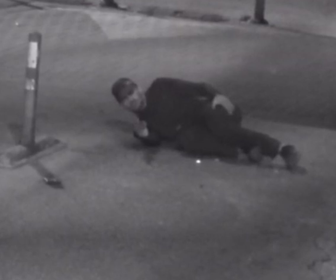 بقلبي سأرمي وجوه العداة * * * فقلبي حديدٌ وناري لظى
ونام ليحلم َ حلم الخلود * * * ويهنأُ فيه بأحلى الرؤى
لعمرك هذا مماتُ الرجال * * * ومن رام موتاً شريفاً فذا #عدي_التميمي #عرين_الأسود