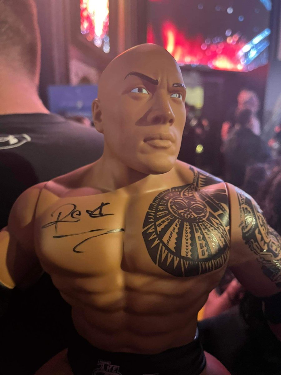 A_del_W's tweet photo. Nuestro compañero @MiguelIndio85 ha estado en la presentación de #BlackAdam en los cines Capitol donde ha conseguido la firma de Dwayne @TheRock Johnson! Enhorabuena y gran trabajo! 😉
#DwayneEH #TheRock #WWESpain https://t.co/E9dXdQLaGh