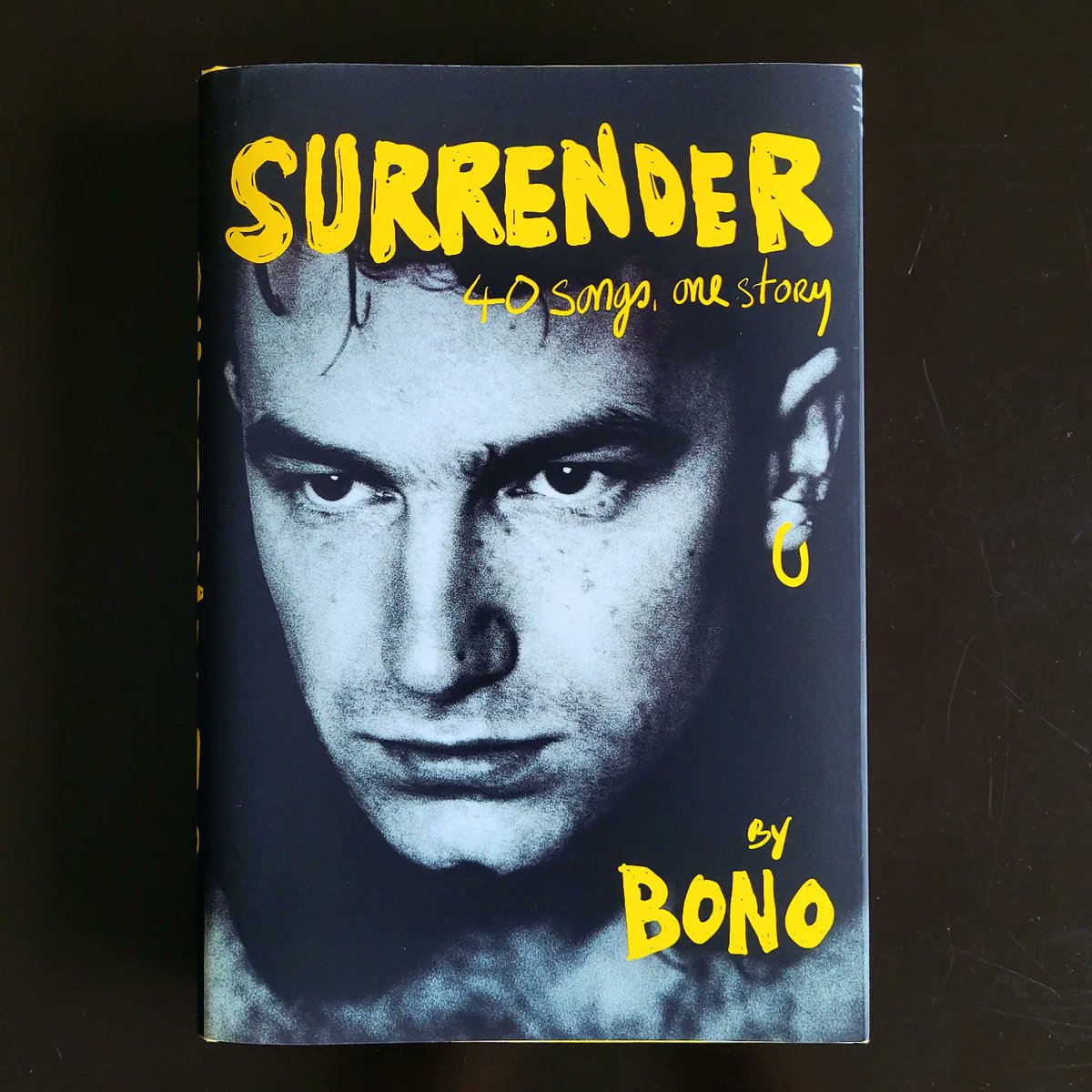 U2collections's tweet photo. Surrender: 40 Songs, One Story (By Bono)
🇬🇧 | 2022 | 📙 Book
#U2 #U2Collection #U2Collector #Collection #Bono #TheEdge #LarryMullenJr #AdamClayton #Book #Surrender #SurrenderByBono #SurrenderMemoir #Literature https://t.co/ttyMhkB7Dm