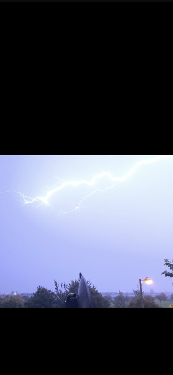 justcarpo's tweet photo. It’s only holy god bowling 🤓
#storm #loveandthunder #lightening https://t.co/PEAPhqbcgM