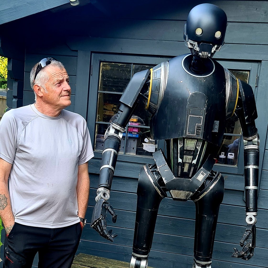 My Dad likes to make stuff and he has built a life-sized K-2SO cos he loves Rogue One. But he never truly believes what he makes is good enough.

I'd love for people to see it and if you think it's awesome please give this post a like/retweet so I can prove to him otherwise 🫡