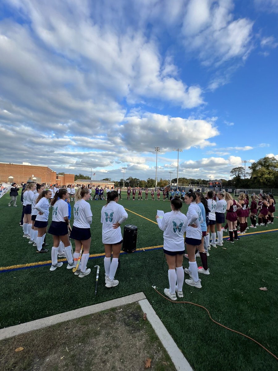 CarissaKellman's tweet image. At @Manhasset High School today for a field hockey matchup with Garden City (10-1). Manhasset is undefeated-  overall 12-0 record. The game is being played in honor of @MorgansMessage and the players are playing tribute before it begins.