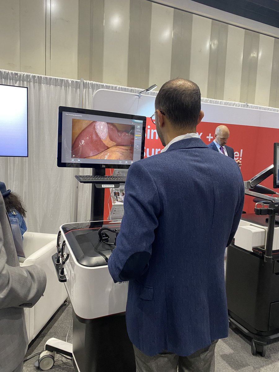 schmiedsMD's tweet photo. My co-Chief @azizalkat showing #ACSCC22 how we do gallbladders in Queens 💪🏼 https://t.co/cf13j2Iaqm