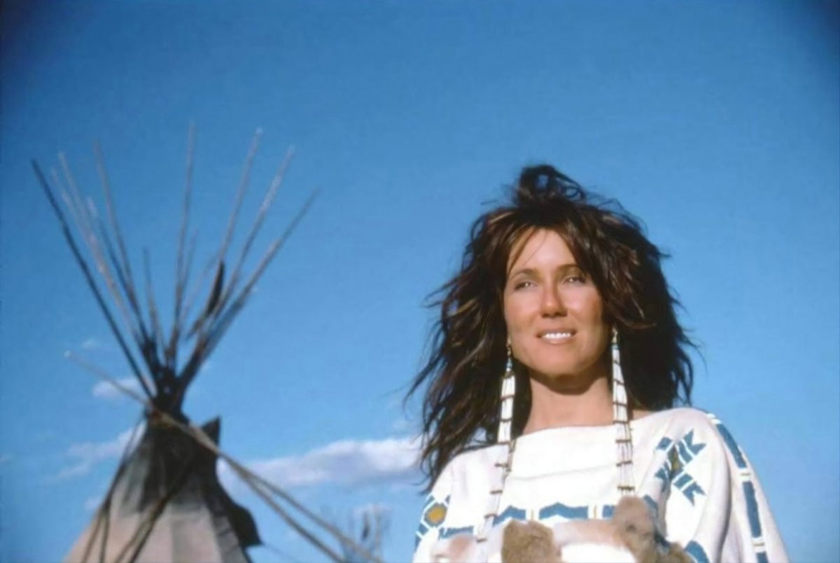 WWCSRD's tweet photo. WCW: #StandsWithAFist
#MaryMcDonnell
October 19, 1990 - #DWW premiered https://t.co/6Ts9TIN7u2