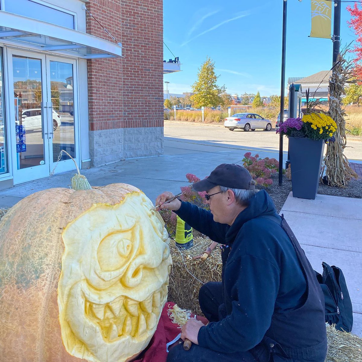 ShopDeerPark's tweet photo. Visit Deer Park Town Center this fall and experience giant pumpkins on display throughout the shopping center. #giantpumpkins #pumpkincarving #pumpkindisplays #deerparktowncenter https://t.co/jNf0s42Njn