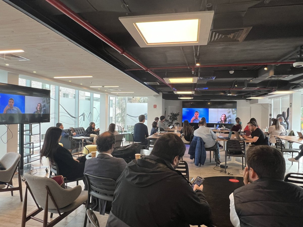 Francisco Guzmán, presidente de la <a href="/ACVCchile/">Asociación Chilena de Venture Capital</a>, cierra el primer día de workshop junto a Daniela Baytelman, cofundadora de <a href="/easycancha_com/">easycancha</a>, quien nos cuenta su experiencia emprendiendo y levantando capital