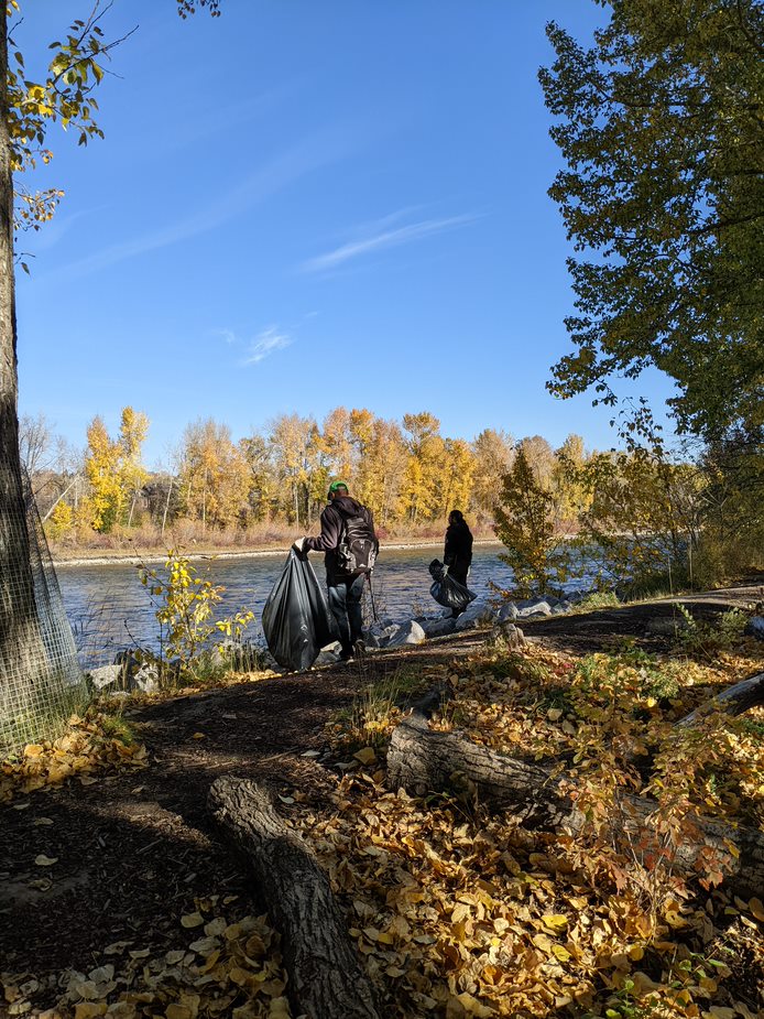 fluorcanada's tweet photo. Over the weekend, employees, family members &amp; friends came together to clean up one of our community shorelines. These folks were able to clear out 200 lbs of debris along the river pathways around Prince’s Island Park in downtown Calgary. #FluorBuildsABetterWorld #FluorCares https://t.co/eSBt6uDcej