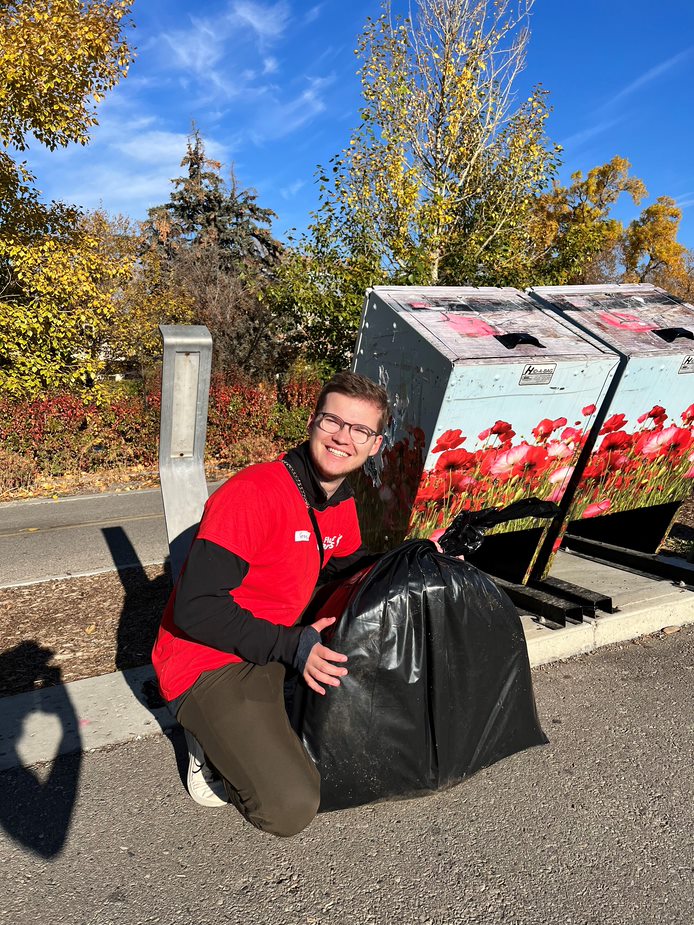 fluorcanada's tweet photo. Over the weekend, employees, family members &amp; friends came together to clean up one of our community shorelines. These folks were able to clear out 200 lbs of debris along the river pathways around Prince’s Island Park in downtown Calgary. #FluorBuildsABetterWorld #FluorCares https://t.co/eSBt6uDcej