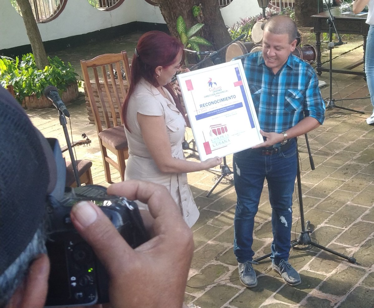 Se clausura ahora en #Bayamo la 30ma edición del Evento Teórico Crisol de la Nacionalidad, componente de pensamiento de nuestra Fiesta de la #Cubanía2022. Se reconoció el aporte a la cultura cubana de dicha cita que sesiona cada año en esta tradicional fecha.
#CulturaGranma