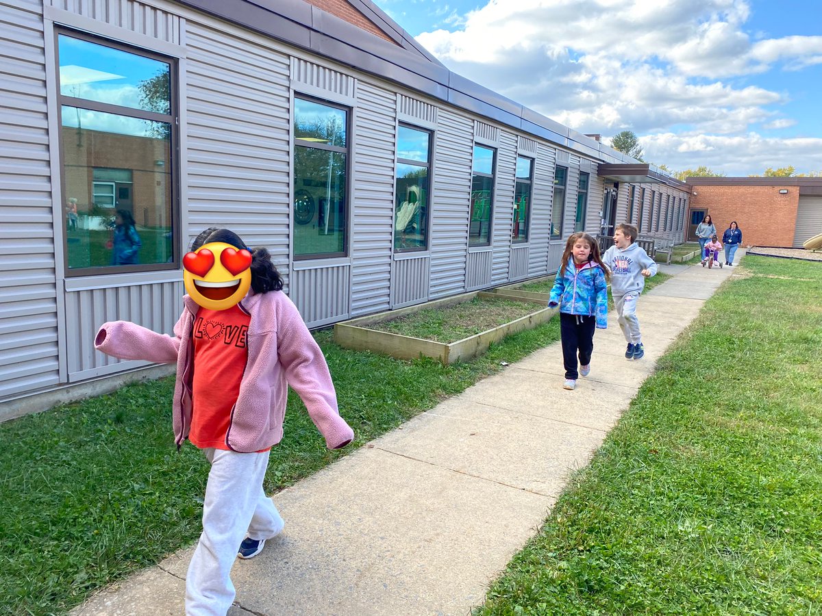 jquerryFCPSPE's tweet photo. FCPS Walk Run and Roll…Choosing riding or striding, Ms. Flower’s class had a blast. #FCPSRunWalkandRoll #FCPSPE #FCPSAdaptedPE @FCPS_CMESHorman @FCPSBurgessAPE https://t.co/sEcofBcfDh