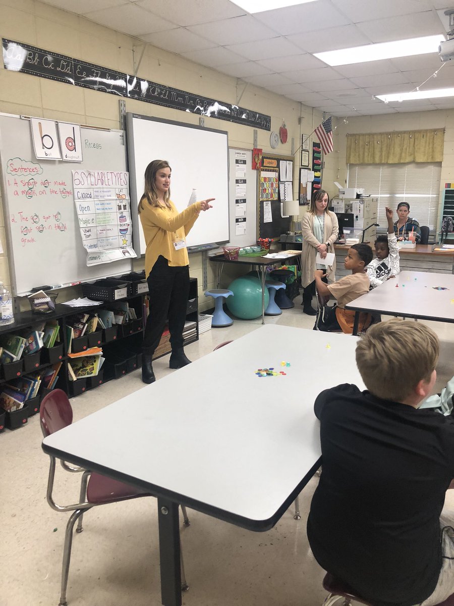 CecilySmith94's tweet photo. UNA students partnering with our after-school teachers to teach syllable types to our 3rd graders!
#preserviceteachers #rettigers @_REThompson @TuscumbiaCitySc @TeachingJam @VeronicaBayles https://t.co/pfOrHFVmOI