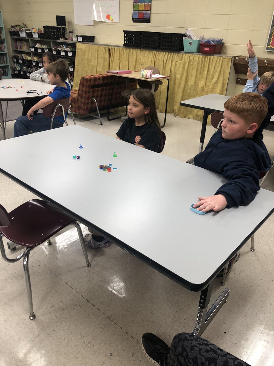 CecilySmith94's tweet photo. UNA students partnering with our after-school teachers to teach syllable types to our 3rd graders!
#preserviceteachers #rettigers @_REThompson @TuscumbiaCitySc @TeachingJam @VeronicaBayles https://t.co/pfOrHFVmOI
