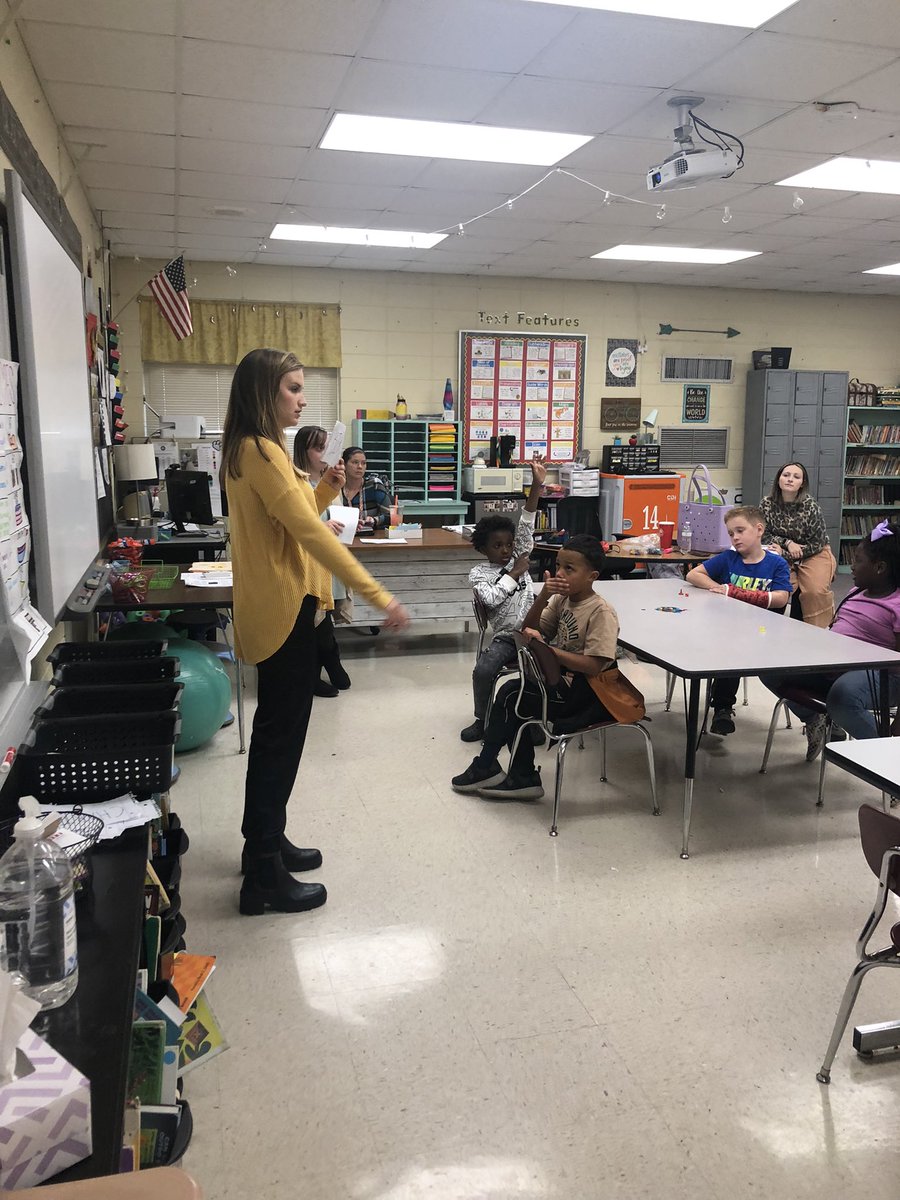 CecilySmith94's tweet photo. UNA students partnering with our after-school teachers to teach syllable types to our 3rd graders!
#preserviceteachers #rettigers @_REThompson @TuscumbiaCitySc @TeachingJam @VeronicaBayles https://t.co/pfOrHFVmOI