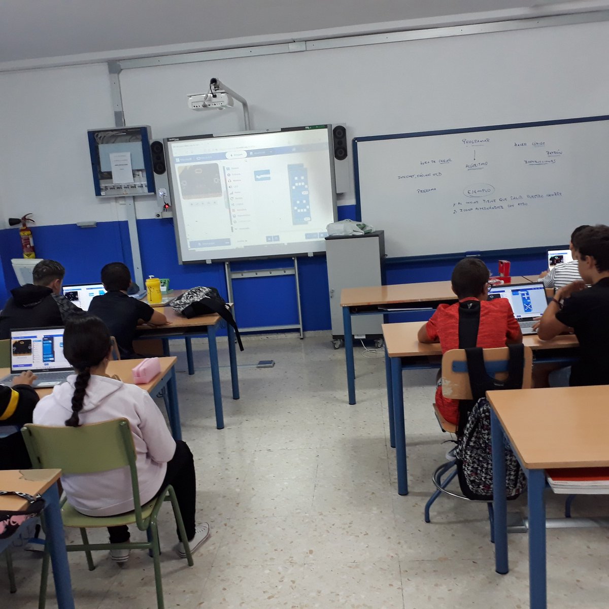 jmbeltran's tweet image. En 2 #ESO y 4 ESO hemos hecho un taller práctico de #microbit en la #CodeWeek2022 en el @IESAcebuche para fomentar las disciplinas #STEAM #Programar, crear #codigo y resolver #problemas. @microbit_edu @CodeWeekEU @EducaAndInnova @scientix_eu