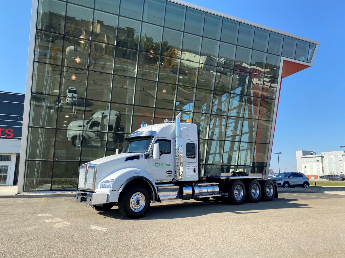 EdmKenworth's tweet photo. Happy Wednesday! Check out this Kenworth #T880 Tri drive that was delivered to one of our valued customers
#TheWorldsBest #Kenworth #T880 #Tridrive https://t.co/7ChWBZ8RjB