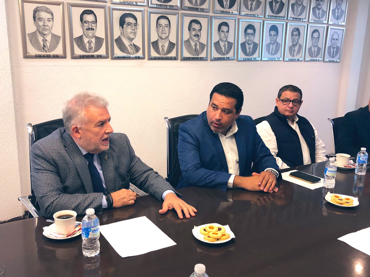 UV_Veracruz's tweet photo. En busca de establecer puentes que permitan crear sinergias de colaboración entre la UV y sociedad, el Vicerrector #RegiónVeracruz , Rubén Edel Navarro, se reunió con el presidente de @Canaco_Veracruz Edi Alberto Martínez Tejeda en las instalaciones del organismo empresarial. https://t.co/6XfC4rocf8