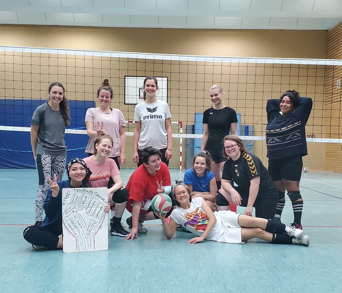 امشب مغز بچهارو پر کردم از جنوساید و هزاره ومطمعنم قراره دربارش حرف بزنن با دوستایاخانوادشون و پیشنهاد دادن عکس بگیریم و توئیتش کنم با متنه:جشن ازادیتونو باهم میگیریم یکی شون گفت من همیشه برام سوال بود کره ایا چرا دارن تو افغانستان زندگی میکنن ://
روز ۱۵ام #StopHazaraGenocide