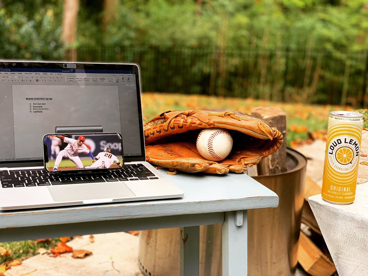Much respect for this #MLB Playoffs “work from home” situation! ⚾️🍋

#NLDS #Phillies #Padres