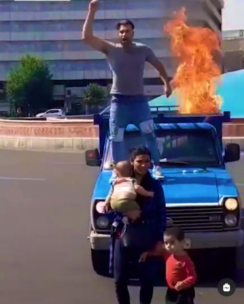 Heiko17668829's tweet photo. همسر و فرزندان خردسال #رضا_نوروزی در شرایط معیشتی و مالی سختی هستند. اگر به هر دلیلی در کف خیابون حضور ندارید ، از خانواده های زندانیان سیاسی  حمایت مالی کنید.  #مهسا_امینی #اعتصابات_سراسری https://t.co/2gUEN35wHZ