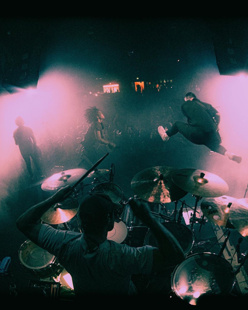 SWStheband's tweet photo. Having a lot of fun along the #completecollapse tour. Thanks to everyone whoโs come out to see us so far!! Tour moves to California tonight. ๐ธ: @klsmithmedia https://t.co/SfS22Jk1is