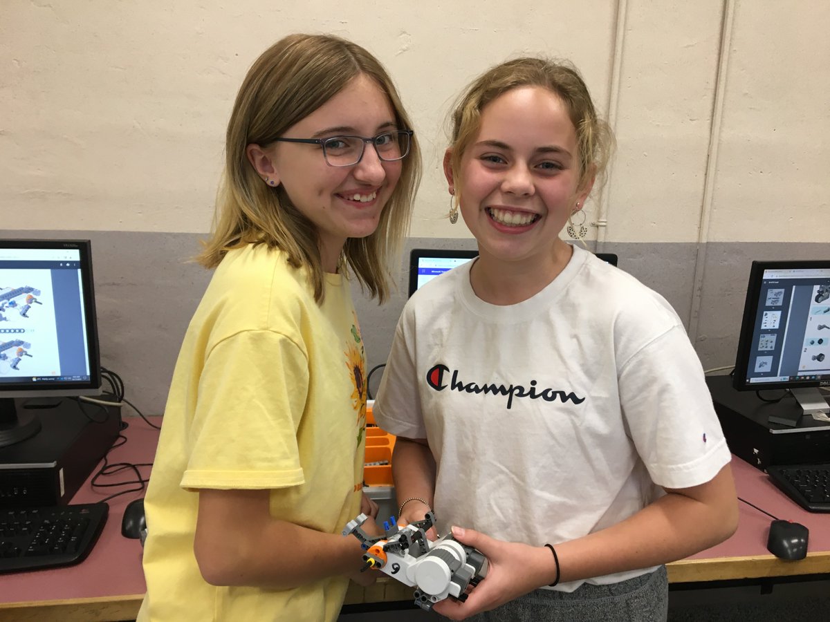 SSMS_Bobcats's tweet photo. SSMS Bobcats are learning all about LEGO robotics in their Technology X-class! https://t.co/xnzz26PgZw