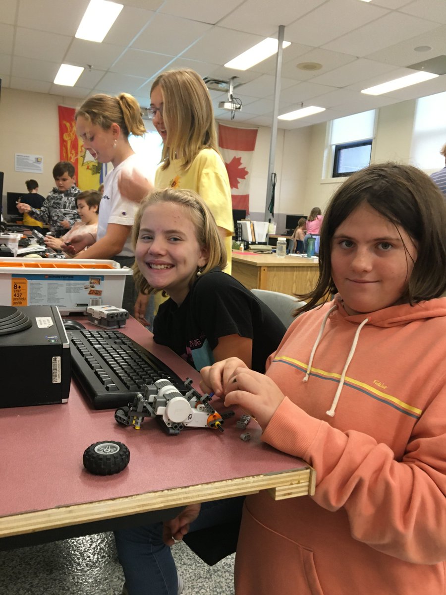 SSMS_Bobcats's tweet photo. SSMS Bobcats are learning all about LEGO robotics in their Technology X-class! https://t.co/xnzz26PgZw