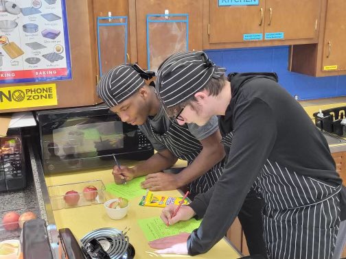 RobinBowers_CTE's tweet photo. #ABSSCTE students and teachers participated in #NCCrunch22 today! They completed lessons relating to oxidation and took part in a tasting of apples from sour to sweet. @CTEforNC https://t.co/kx3ti70t4V