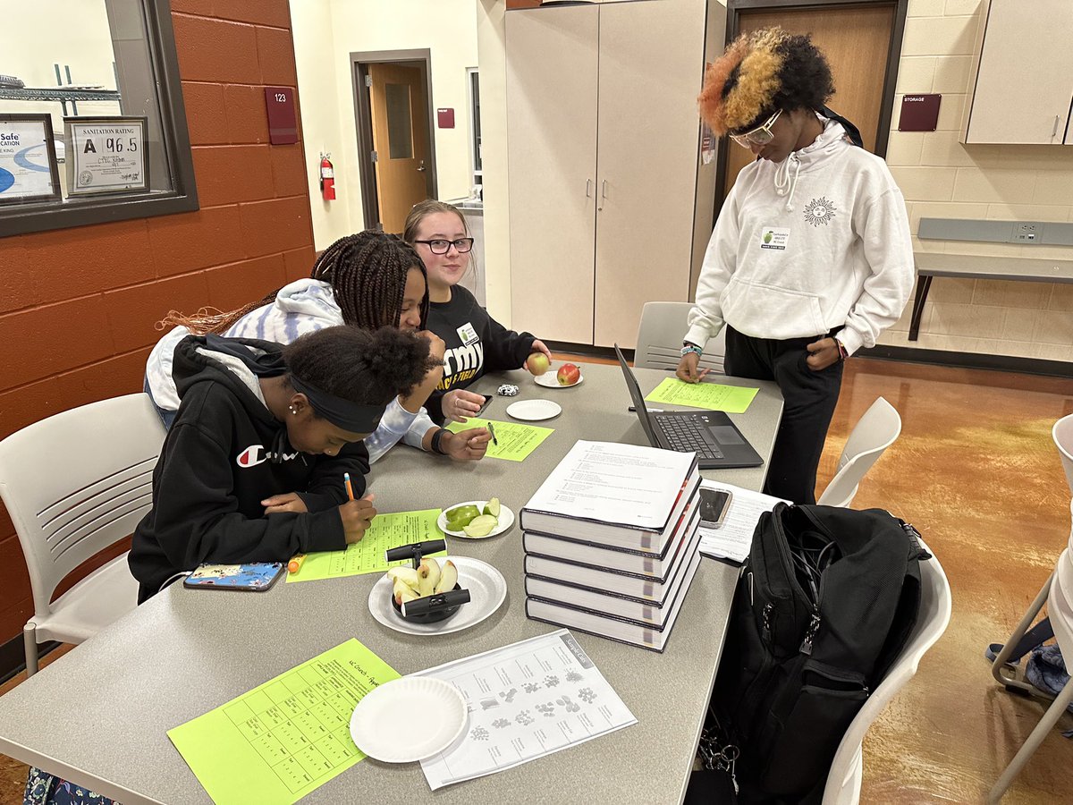 RobinBowers_CTE's tweet photo. #ABSSCTE students and teachers participated in #NCCrunch22 today! They completed lessons relating to oxidation and took part in a tasting of apples from sour to sweet. @CTEforNC https://t.co/kx3ti70t4V