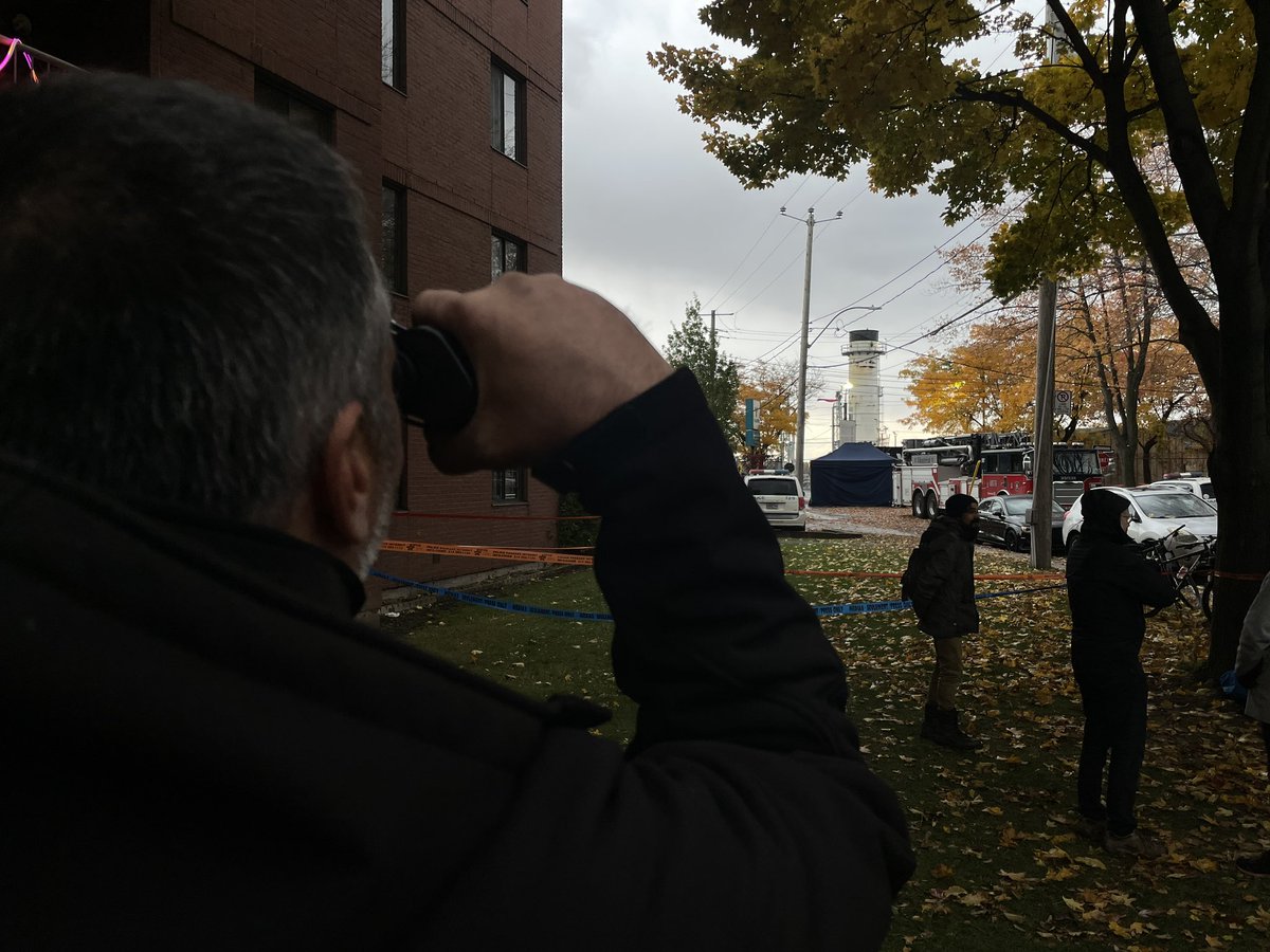 EtienneFG's tweet photo. Le @coll_antigone dit vouloir rester la nuit sur place et plus encore. 

Plusieurs manifestants enchaînés à conteneur ou des tours utilisées pour remplir les pétroliers.

#noovoinfo https://t.co/M6dE8C3fej
