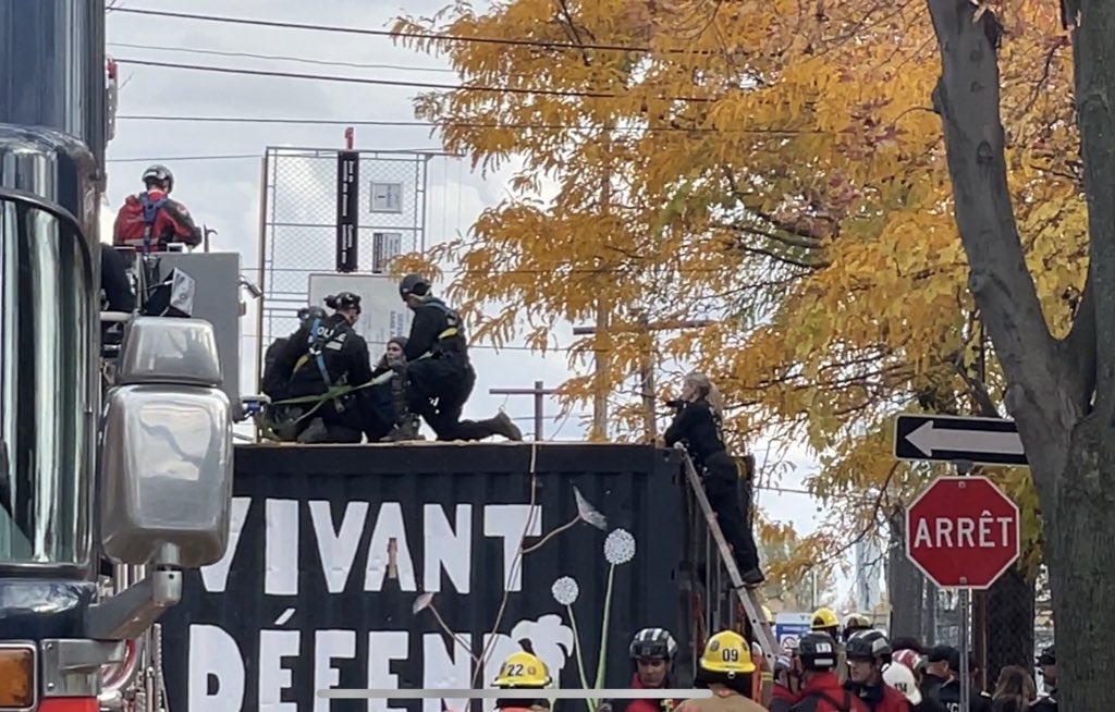 EtienneFG's tweet photo. Le @coll_antigone dit vouloir rester la nuit sur place et plus encore. 

Plusieurs manifestants enchaînés à conteneur ou des tours utilisées pour remplir les pétroliers.

#noovoinfo https://t.co/M6dE8C3fej