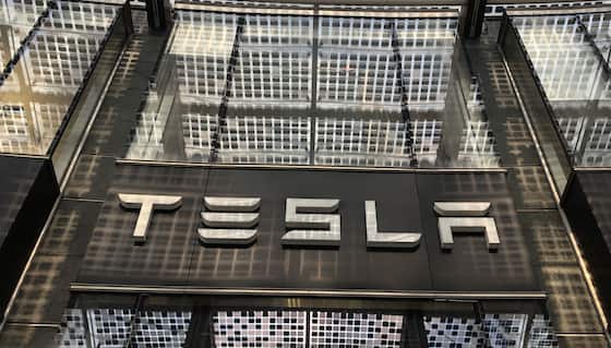 cashch's tweet photo. Tesla verfehlt Umsatzerwartungen - Aktienkurs bricht ein https://t.co/zpiFykEGir https://t.co/2npYKbIjJw