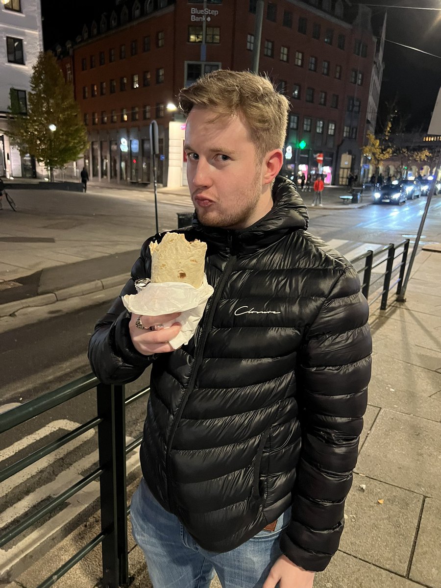 Fortjente en kebab idag etter å ha besvimt på Kendrick Lamar konsert!! <a href="/PirloStan/">Eric🇳🇴</a>