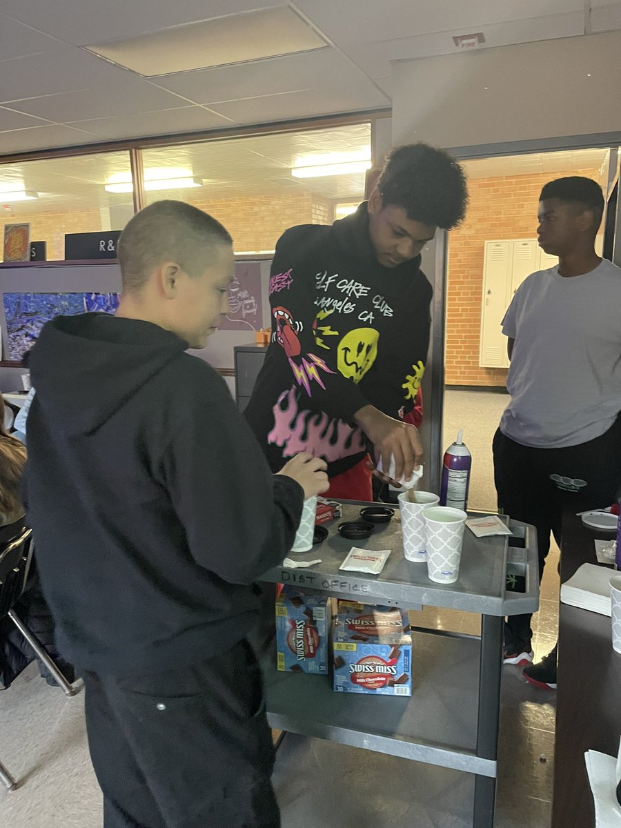 SarahPi35353767's tweet photo. Hot Chocolate “Coffee House” to share our writing and celebrate a strong end to quarter one!! #HFfreshmen #EnglishOne ♥️ https://t.co/uPranylVmG
