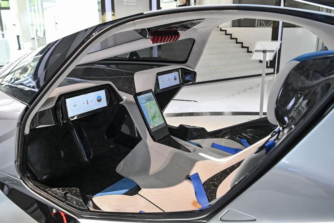 Carsnationn's tweet photo. A flying car was on display on Monday in Guangzhou, south China’s Guangdong. Boasting multiple functions such as autopilot, radar ranging and obstacle avoiding, the car has a maximum flight altitude of 1,000 meters and a maximum flight speed of 130 kilometers per hour. https://t.co/0YnoSyylVt