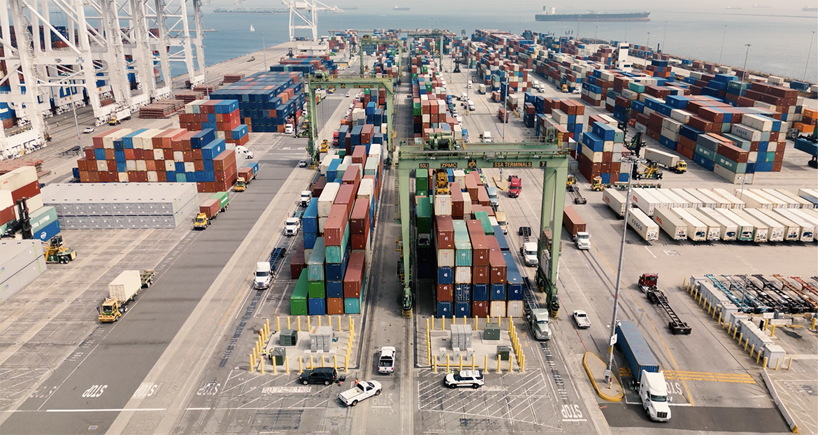 PortalPortuario's tweet photo. Terminal de SSA Marine en Long Beach incorpora nuevas grúas eléctricas a sus operaciones - https://t.co/riUzKTUPrd #Puertos #Transportes #MedioAmbiente #CeroEmisiones #Grúas #SSAMarine https://t.co/dW5QvA5EOW