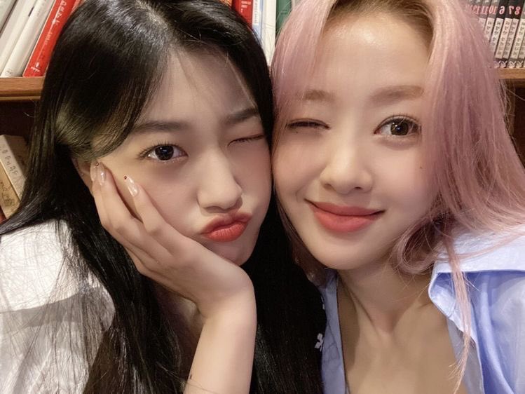 loonaOTD's tweet photo. the things i would do to get a hug from them
#YVES #CHOERRY #LOONA
#이브 #최리 #이달의소녀 https://t.co/73lI5YaHdK