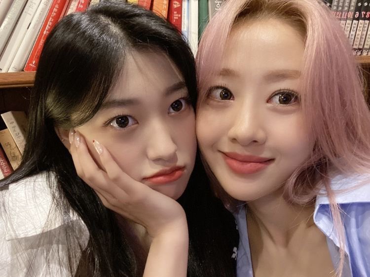 the things i would do to get a hug from them
#YVES #CHOERRY #LOONA
#이브 #최리 #이달의소녀