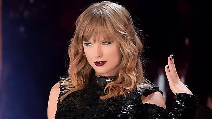 SpeakNowLA1's tweet photo. I finally remembered to do this on time so yay me 🥺

Day 11 of #12DaysOfTaylor : Favorite era

As a whole is reputation but my favorite visually is Red and Midnights is up there since is the first one I'm living https://t.co/QwGWOktvUa